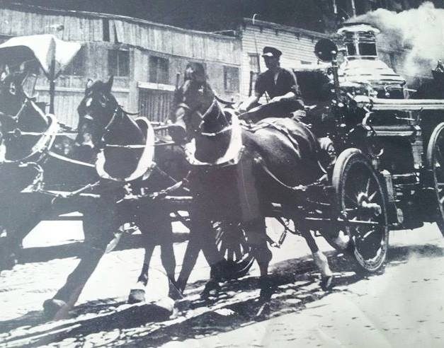 Horse-drawn fire vehicle, before 1903
